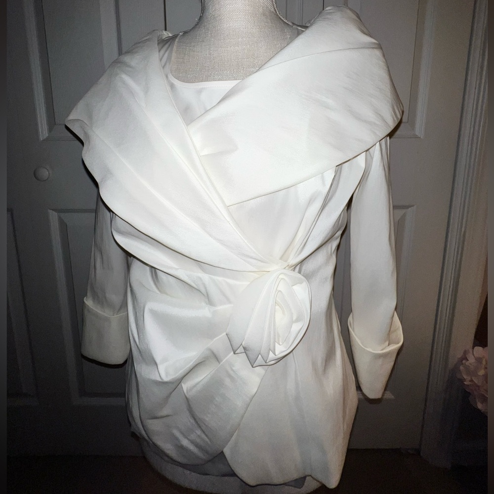 Jackie Jon New York Off White Peter Pan Collar Blouse w/Rose. Size 4.
